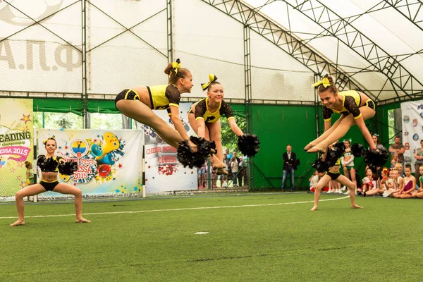 オデッサ ウクライナ 2015 チアリーディング選手権ウクライナの子どもたち 美しい明るい舞踊児 Sportin は自分のスキルを表示します 多くの観客と選手 魅力的な本格的な子供向け — ストック写真