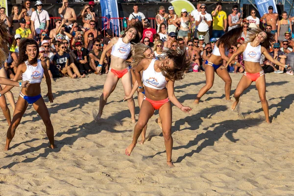 オデッサ ウクライナ 2017 ウクライナ選手権祭り ゲームの間に海で応援に フェスティバでビーチの砂の美しい若いスポーツ女の子チアリーダーを実行します — ストック写真