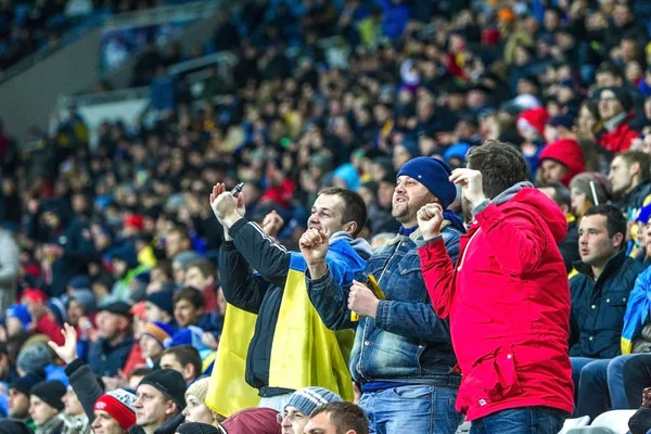 乌克兰敖德萨 2016年3月24日 体育场看台上的球迷和观众在乌克兰和塞浦路斯国家队比赛中 情绪上支持他们的球队 — 图库照片