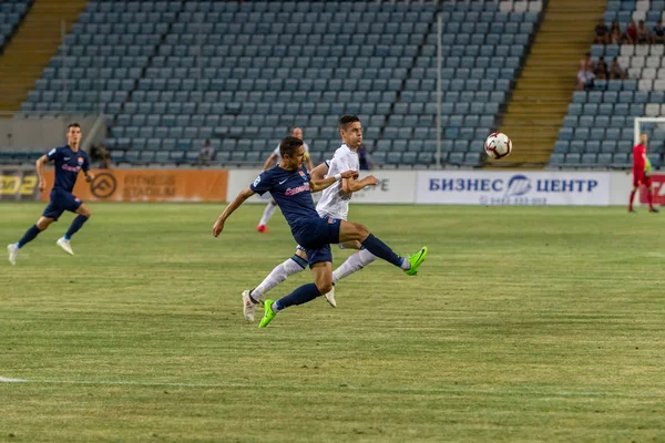Odessa, Ukrayna - 3 Ağustos 2018: duygusal futbol taraftarları destek ekibi stadyumunda futbol kulübü Djurgardens Eğer İsveç oyun Uefa Avrupa Ligi oyun sırasında. Kalabalık futbol taraftarları Stadyumu futbol