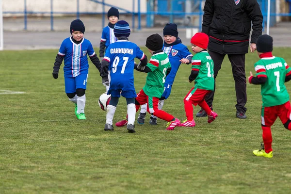 敖德萨 乌克兰 2018年4月1日 为幼儿举办体育比赛的培训 儿童足球足球比赛 足球运动员在运动俱乐部制服 跑步和踢足球的年轻球员 — 图库照片