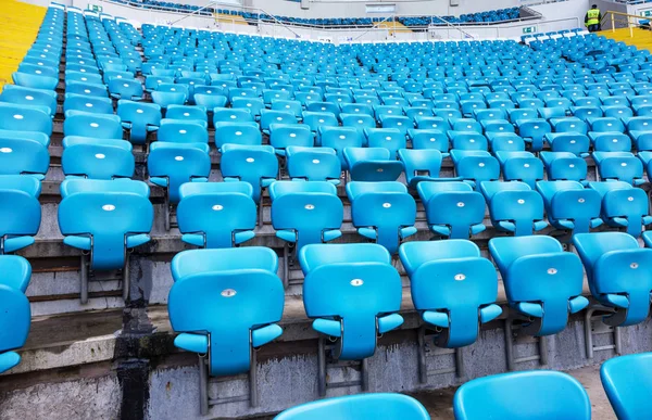 Prázdné Staré Plastové Židle Tribuně Stadionu Mnoho Prázdných Míst Pro — Stock fotografie