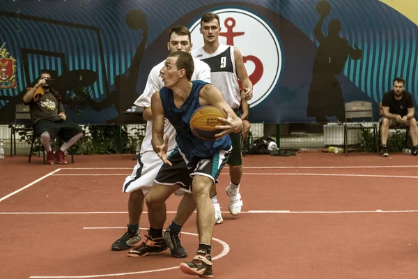 오데사 우크라이나 2018 청소년 길거리 농구를 젊은이 운동장에 길거리 농구를 — 스톡 사진