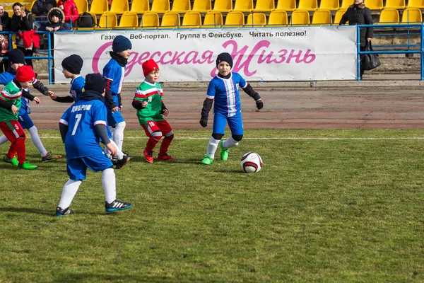 オデッサ ウクライナ 2018 若い子供のためのゲームのスポーツのトレーニング サッカー子供のためのゲーム スポーツ クラブの制服 実行し サッカーでサッカー選手の若手選手 — ストック写真