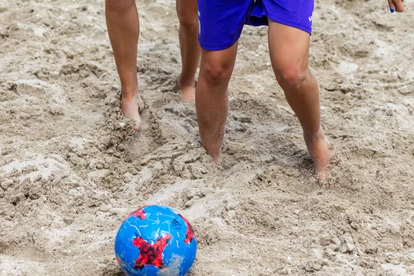 Odessa, Ukrayna-Temmuz 22, 2018: Beach Futbol Şampiyonası sahilde amatör kadınlar arasında. Kum plaj futbolu. Bir şehir plaj kum üzerinde plaj futbolu oynayan genç güzel kız