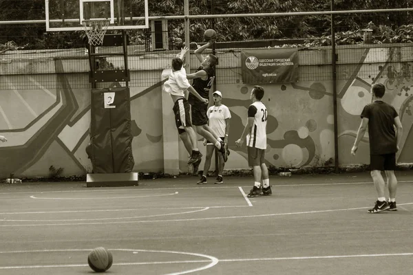Οδησσός Ουκρανία Ιουλίου 2018 Έφηβοι Παίζουν Μπάσκετ Κατά Διάρκεια Streetball — Φωτογραφία Αρχείου