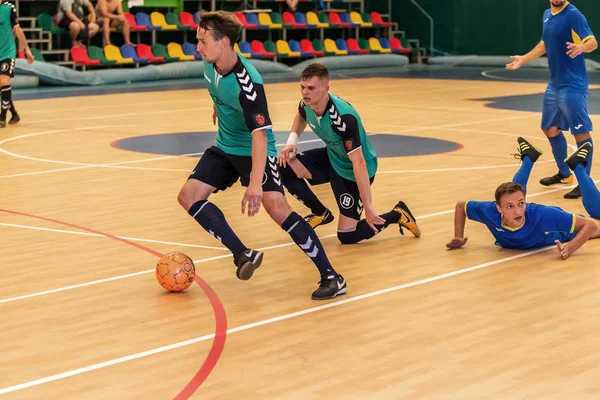 乌克兰奥德萨 2018年7月28日 当地球队的不明球员在镶木地板上参加五人制足球锦标赛 — 图库照片
