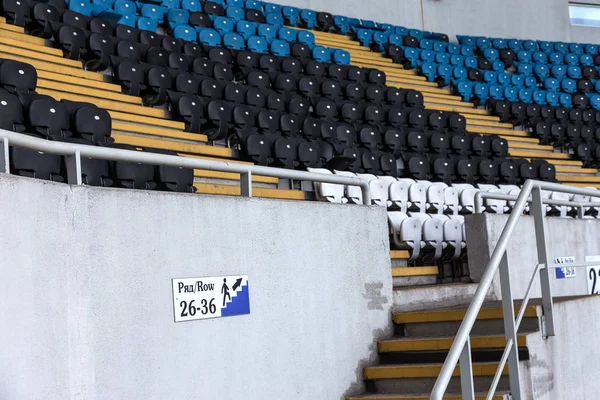 Svuotare Vecchie Sedie Plastica Negli Stand Dello Stadio Molti Posti — Foto Stock