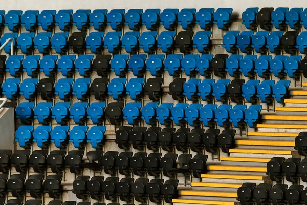 スタジアムで空白の古いプラスチックの椅子 小さな古いスタジアムの空席の数です ファンのための摩耗のプラスチック シートを傷 — ストック写真
