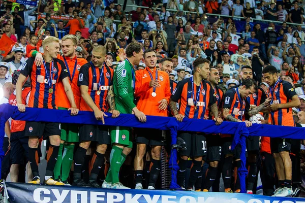 Odessa, Ukrayna - 15 Haziran 2017: Super Bowl Foxtrot. Shakhtar (Donetsk) - Dinamo (Kiev). Şampiyonlar Shakhtar, zafer sevinirler ve ödüllendirici kazandı - ödül Kupası