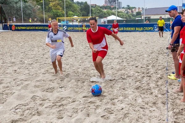 Odessa, Ukrayna-Temmuz 22, 2018: Beach Futbol Şampiyonası sahilde amatör kadınlar arasında. Futbol kum. Bir şehir plaj kum üzerinde plaj futbolu oynayan genç güzel kız