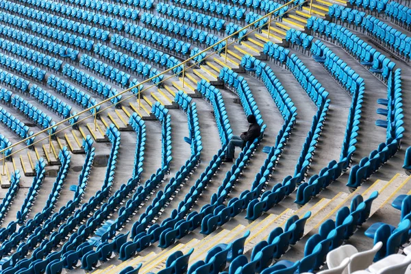 Prázdné Staré Plastové Židle Tribuně Stadionu Mnoho Prázdných Míst Pro — Stock fotografie