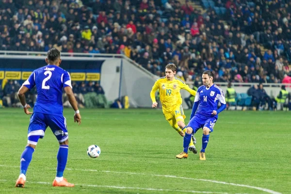 Odessa, Ukrayna -24 Mart 2016: Dostluk maçı (sarı) Ukrayna Millî Futbol takımı ve Kıbrıs (mavi) Milli takımı arasında. Yoğun maç oyun an.