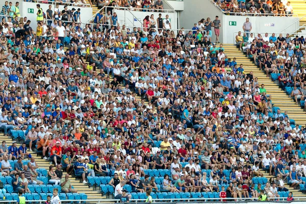 Odessa, Ukrayna - 2 Ağustos 2015: Futbol taraftarları ve stadyumun futobolnogo sırasında hasta tribünlerde seyirci Dinamo Kiev - Chernomorets Odessa maç
