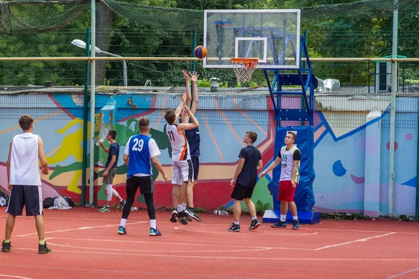 オデッサ ウクライナ 2018 青年は ストリート ボール選手権中にバスケット ボールをプレイします 若い人々 開放的な街の運動場のストリート バスケット — ストック写真