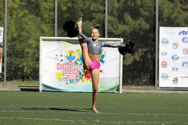 オデッサ ウクライナ 2015 女子スポーツ チームのサポート グループの明るいダイナミック特性 パフォーマンス サポート グループ スポーツの明るい美しい若い女の子が遊び場でフォームをダンスします — ストック写真