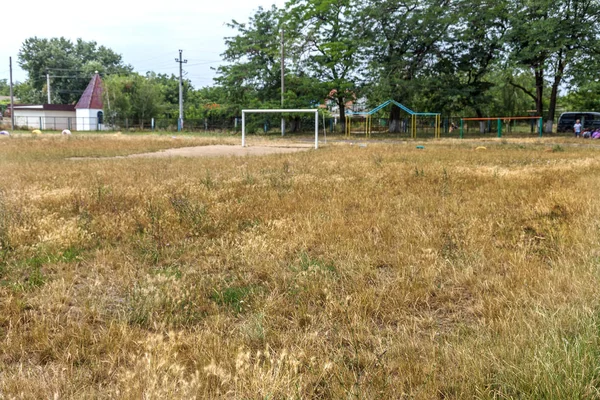 Verlaten Landelijke Stadion Niet Gemaaid Gras Gazon Veld Vertrapt Kale — Stockfoto