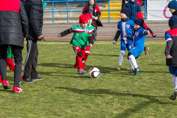 オデッサ ウクライナ 2018 若い子供のためのゲームのスポーツのトレーニング サッカー子供のためのゲーム スポーツ クラブの制服 実行し サッカーでサッカー選手の若手選手 — ストック写真