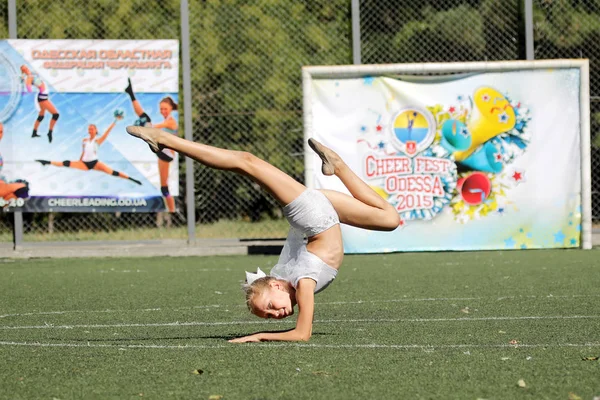 乌克兰奥德萨 9月2日 女子运动队支持小组的光明动态特征 性能支持组 明亮美丽的年轻女孩在体育舞蹈形式在操场上 — 图库照片