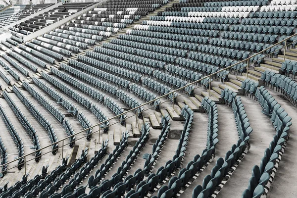 体育场的看台上空荡荡的旧塑料椅 看台上有许多空座位供观众观看 空的塑料椅子 球迷的座位 论坛报 没有观众的游戏 — 图库照片