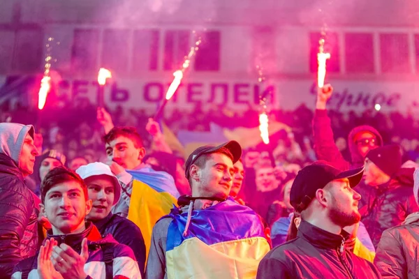 乌克兰敖德萨 2016年3月24日 体育场看台上的球迷和观众在乌克兰和塞浦路斯国家队比赛中 情绪上支持他们的球队 — 图库照片