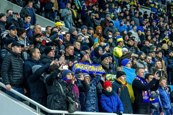 Odessa, Ukrayna - 24 Mart 2016: Futbol taraftarları ve seyirci stadyum standları duygusal onların Ukrayna ve Kıbrıs Milli takım maç sırasında destek ekibi. Duygular, el fenerleri, duman, çığlıkları