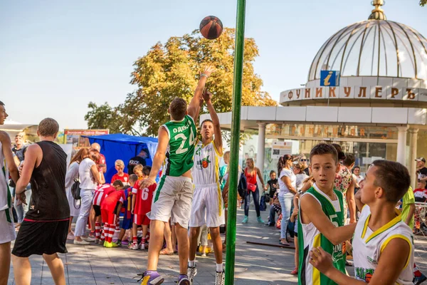 Odessa Ukraina Września 2016 Młodych Mężczyzn Grać Piłkę Ulicy Miasto — Zdjęcie stockowe