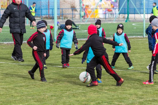 オデッサ ウクライナ 2018 若い子供のためのゲームのスポーツのトレーニング サッカー子供のためのゲーム スポーツ クラブの制服 実行し サッカーでサッカー選手の若手選手 — ストック写真