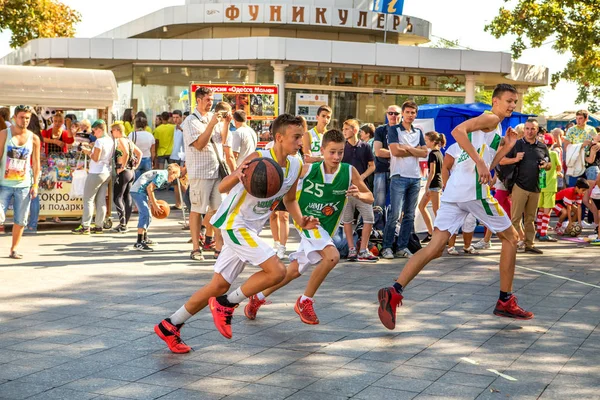 Odessa Ukraine Septembre 2016 Jeunes Hommes Jouant Street Ball Dans — Photo