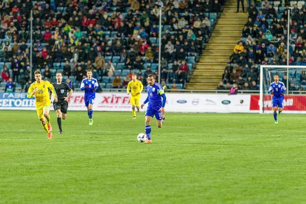 Odessa, Ukrayna -24 Mart 2016: Dostluk maçı (sarı) Ukrayna Millî Futbol takımı ve Kıbrıs (mavi) Milli takımı arasında. Yoğun maç oyun an.