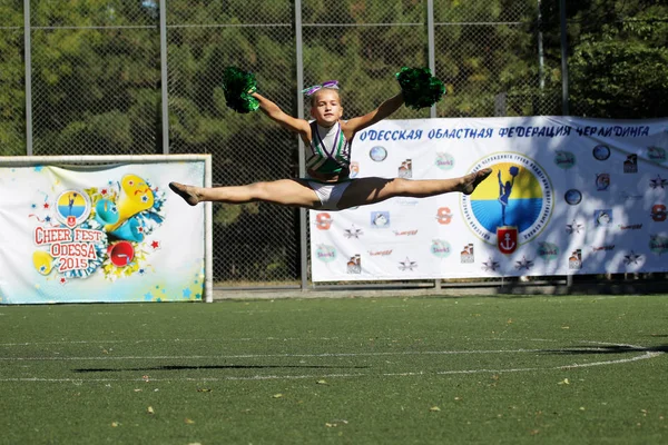 オデッサ ウクライナ 2015 女子スポーツ チームのサポート グループの明るいダイナミック特性 パフォーマンス サポート グループ スポーツの明るい美しい若い女の子が遊び場でフォームをダンスします — ストック写真