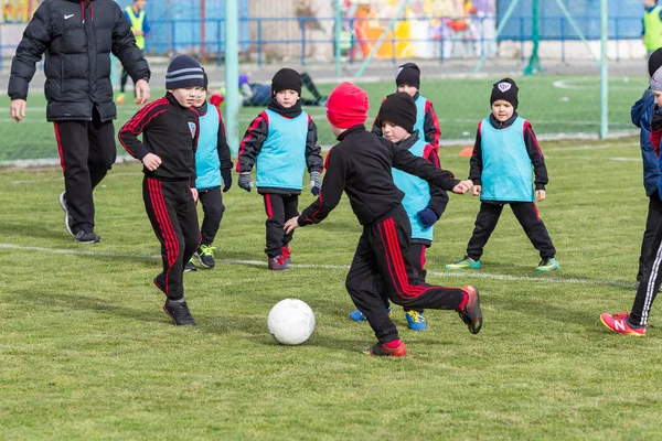 オデッサ ウクライナ 2018 若い子供のためのゲームのスポーツのトレーニング サッカー子供のためのゲーム スポーツ クラブの制服 実行し サッカーでサッカー選手の若手選手 — ストック写真