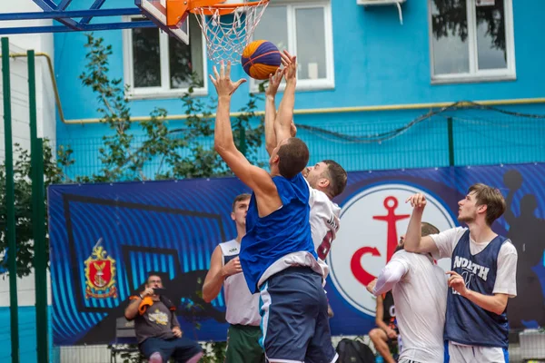 オデッサ ウクライナ 2018 青年は ストリート ボール選手権中にバスケット ボールをプレイします 若い人々 開放的な街の運動場のストリート バスケット — ストック写真