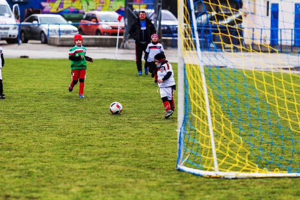 敖德萨 乌克兰 2018年4月1日 为幼儿举办体育比赛的培训 儿童足球足球比赛 足球运动员在运动俱乐部制服 跑步和踢足球的年轻球员 — 图库照片
