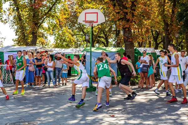 Одесса Украина Сентября 2016 Юноши Играют Уличный Мяч Городской Улице — стоковое фото