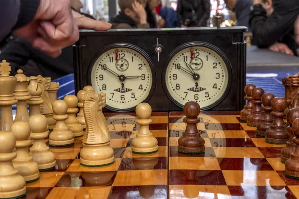 オデッサ ウクライナ 2016 市チェスのトーナメント チェス選手は集中して 自分で考え チェスの背景のテーマです チェスを趣味 — ストック写真