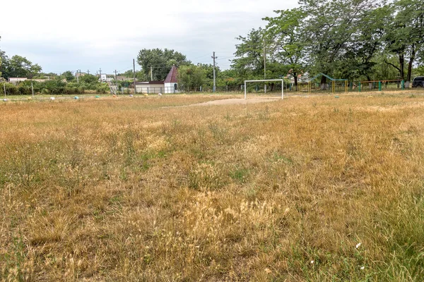 放棄された農村スタジアム ない草を刈る芝生フィールド ゲートの放棄された農村のサッカー フィールドの踏みつけハゲ ペナルティ エリア — ストック写真