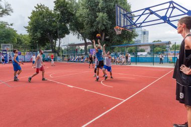 Odessa, Ukrayna - 28 Temmuz 2018: Ergen 3 x 3 streetball Şampiyonası sırasında basketbol oynuyorum. Gençler bir açık şehir spor yere sokak basketbol oynuyorum. Streetball - sokak kültürleri