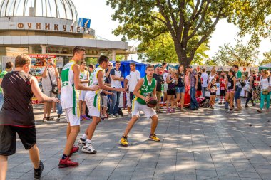 Odessa, Ukrayna -10 Eylül 2016: gençlerin şehir sokak, sokak top oynarken şenlikli seyirci tarafından çevrili. Streetbasketball kasaba Meydanı'nda. Sporcu çocuk basketbol kulübü gösteri performansları