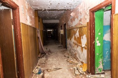 Terk edilmiş evde, harap evin bardel ile döşenmiş olan, ürkütücü iç; Otel; Toplantı nerede? Eski çöken ev; Terk edilmiş evde iç. Zavallı konut çeyrek harabe evde gecekondu