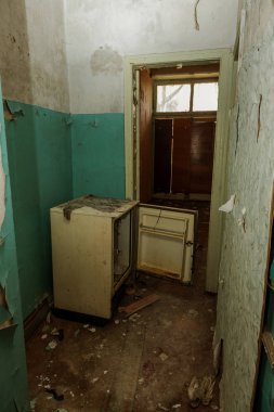 Terk edilmiş evde, harap evin bardel ile döşenmiş olan, ürkütücü iç; Otel; Toplantı nerede? Eski çöken ev; Terk edilmiş evde iç. Zavallı konut çeyrek harabe evde gecekondu