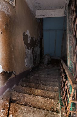 Terk edilmiş evde, harap evin bardel ile döşenmiş olan, ürkütücü iç; Otel; Toplantı nerede? Eski çöken ev; Terk edilmiş evde iç. Zavallı konut çeyrek harabe evde gecekondu