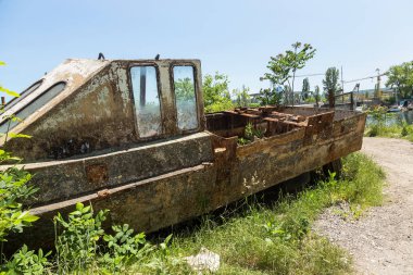 Eski terk edilmiş kırık tekne kıyıda ölür. Küçük bir gemi parçası. Paslı donanımları, midye teknenin altındaki bir koloni. Eski hasarlı tekne