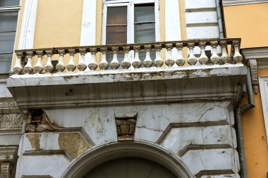 Vintage çatlaklar arka plan. Arka plan yüzeyi ile yaratıcı çatlaklar. Düzen için yaratıcı tasarım için arka plan olarak Web çatlaklar. doku derin çatlaklar ağ ile çimento tabakasının taş yüzeydir