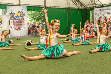 Odessa, Ukrayna -30 Mayıs 2015: Amigo Şampiyonası Ukrayna çocuklar arasında. Çocuk bir güzel parlak dans formla Sportin becerilerini göster. Birçok seyirci ve sporcular. Büyüleyici otantik çocuk