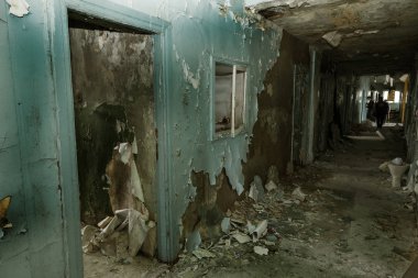 Terk edilmiş evde, harap evin bardel ile döşenmiş olan, ürkütücü iç; Otel; Toplantı nerede? Eski çöken ev; Terk edilmiş evde iç. Zavallı konut çeyrek harabe evde gecekondu