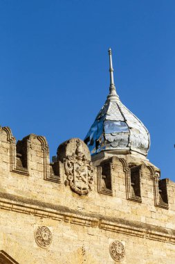 18. yüzyıl eski Barok binanın heykel tasarım detay. Oyma süslemeler, kısma, bayrak ve hanedanlık armaları, süsleme bina cephesinde. Cephe heykel