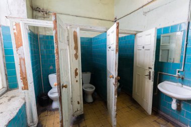 Eski erkek pisuar genel erkek oda olarak. Umumi tuvalet oda - erkek eski zavallı tuvalet pisuar, beyaz pisuar, tuvalet konforu ofis binaları eski 19. yüzyıl binanın genel hijyen odasında kase.