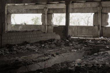 Eski fabrikasının yıkılan binaların iç. Endüstriyel kuruluş kalıntıları, karanlık parçaları fabrika tesislerinde bitki sonucu olarak ekonomik kriz Catacombs, Bodrum, tünel yok.