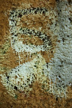 Eski beton duvar soyut konturlar ve boya lekeleri tarafından bozulmuş. Beton, yıpranmış, duvarı, hasarlı boya yıpranmış. sanatsal doku duvar. Boyalı kötü yüzey çatlak kaşıdı.